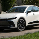 El Crown cuenta con una gama más simple, con cuatro niveles principales: XLE, Limited, Nightshade y Platinum. A medida que se asciende, se incorporan elementos como asistencias avanzadas a la conducción, head-up display, portón eléctrico o más tecnología de confort, siendo el Platinum el más completo y tecnológico.