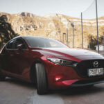 El Mazda3 ofrece un nivel de calidad y diseño superior a lo habitual en su segmento. Es cómodo, estable y suficientemente dinámico sin ser complicado de conducir, ideal para quien busca algo más refinado como primer coche.