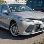 El Toyota Camry es referencia en longevidad. Motores poco exigidos y transmisiones fiables lo convierten en un coche que supera fácilmente los 300.000 km.