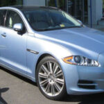 Su diseño elegante y clásico no logra compensar una depreciación muy acelerada. La reputación irregular de fiabilidad de Jaguar y el alto coste de piezas hacen que muchos compradores eviten este modelo usado. A esto se suma su discontinuación, lo que elimina el respaldo comercial de la marca y reduce aún más la demanda en el mercado.