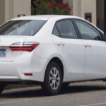 El Corolla nunca buscó impresionar, y justamente ahí está su fortaleza. Motores simples, menos componentes complejos y una filosofía enfocada en la durabilidad hacen que falle poco incluso con alto kilometraje. A los 200.000 km sigue funcionando con normalidad, y no es raro ver unidades superando ampliamente los 300.000 km sin reparaciones mayores.