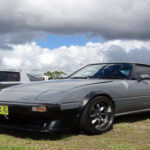 Su motor rotativo biturbo era una obra maestra, pero también un dolor de cabeza para muchos. Difícil de mantener y poco comprendido, tuvo ventas bajas. Esa escasez, sumada a su legado en competición y cultura pop, ha elevado su valor hasta los 70.000 dólares.