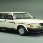 Cuadrado, simple y sin pretensiones. El Volvo 240 fue visto como aburrido, pero su estética retro y robustez lo han convertido en un icono. La versión Turbo, conocida como “Flying Brick”, sigue siendo sorprendentemente ágil incluso hoy.