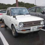 Antes del Corolla, Toyota desarrolló el Publica como coche accesible para el público japonés. Ese concepto de vehículo simple, económico y fiable evolucionó directamente en el Corolla, añadiendo más diseño y prestaciones.