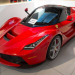 El primer híbrido de Ferrari combinó un V12 con tecnología eléctrica para alcanzar 950 CV. Solo 499 unidades lo convierten en una de las piezas más codiciadas.