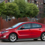 Fue un pionero en 2010 al combinar motor eléctrico con autonomía extendida. Muy valorado por su eficiencia, pero la transición hacia autos 100% eléctricos hizo que GM lo discontinuara en 2019. Aun así, dejó una base clave para la electrificación.