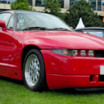 Raro, caro y con un diseño polémico, el SZ pasó desapercibido para muchos. Sin embargo, su motor V6 Busso y su chasis con suspensión De Dion lo convertían en un auto extremadamente capaz en curvas. Es uno de esos Alfa que hoy se valora mucho más que en su época.