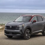 El Nissan Kicks 2026, desde 22.730 dólares, dio un salto importante tras su rediseño reciente. Ahora luce más moderno, incorpora tecnología actual y se convierte en uno de los SUV más baratos con tracción integral opcional, ideal para climas difíciles.

También sobresale por sus asientos cómodos y un completo paquete de ayudas a la conducción de serie. Como contrapunto, mantiene una aceleración discreta y algunos elementos tecnológicos quedan reservados a versiones superiores.