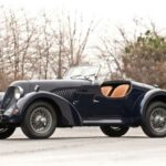 El Aston Martin Jaguar C-Type Roadster de 1959 nació de una combinación que hoy parecería imposible. Una carrocería Aston Martin Type C Speed terminó instalada sobre un chasis de Jaguar XK150, creando un híbrido artesanal con enorme personalidad.

El resultado combinaba elegancia británica con el conocido motor Jaguar XK de 3.4 litros. Su rendimiento era notable y, curiosamente, tanto aficionados de Aston Martin como de Jaguar aceptaron con entusiasmo esta extraña fusión.