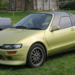 El Toyota Sera destacó por su enfoque experimental. Sus puertas tipo ala de gaviota y su cabina completamente vidriada lo hacían único. Además, incorporaba tecnologías interiores poco comunes para su época, mostrando una visión futurista del diseño automotriz.