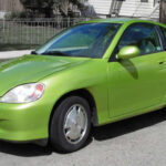 El primer híbrido masivo de Honda parecía salido del futuro. Su forma de lágrima y ruedas traseras cubiertas buscaban máxima eficiencia aerodinámica. Con consumos extremadamente bajos, fue pionero, aunque su diseño lo convirtió en uno de los Honda más extraños.