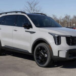 El Kia Sorento se fabrica tanto en Estados Unidos como en Corea del Sur. Esta producción dual permite a la marca adaptarse a la demanda global.

En el mercado estadounidense destaca por su espacio interior y su configuración de hasta tres filas de asientos.

Es uno de los SUV más equilibrados de la gama, combinando precio, tecnología y practicidad.