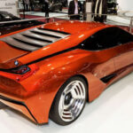 El BMW M1 Hommage fue un tributo moderno al icónico M1 original. Su diseño afilado combinaba líneas retro con una visión futurista muy agresiva.

Aunque nunca llegó a producción, sirvió como declaración de intenciones del lenguaje de diseño de BMW en aquella etapa. El modelo real posterior fue mucho más convencional y pesado.