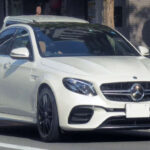El Mercedes-AMG E63 es una berlina de altas prestaciones con un V8 biturbo de 4.0 litros que genera un sonido profundo y contundente.

Aunque más refinado que un superdeportivo puro, su sonido bajo aceleración fuerte es muy reconocible y dominante en carretera.