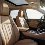 El interior sorprende desde el primer contacto. Los asientos tapizados en cuero Nappa ofrecen una textura suave y un nivel de acabado que compite directamente con marcas de lujo tradicionales.