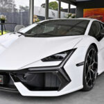 Lamborghini ha logrado mantener su V12 adaptándolo a la era híbrida. El Revuelto combina un motor V12 atmosférico con sistemas eléctricos para cumplir normativas actuales.

El resultado es un superdeportivo con más de 1.000 caballos combinados, que mantiene el carácter sonoro y emocional del V12, ahora acompañado de asistencia eléctrica.