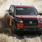 La Honda Ridgeline es probablemente el pick-up más infravalorado del mercado norteamericano. Frente a los tradicionales camiones de bastidor separado, este modelo apuesta por una estructura monocasco que mejora el confort y la conducción diaria. Su motor V6, su sistema de tracción integral inteligente y soluciones prácticas como el maletero en la caja lo convierten en un vehículo muy versátil. Aunque no compite en capacidades extremas de remolque con sus rivales directos, sí ofrece un equilibrio único entre uso laboral y comodidad cotidiana.