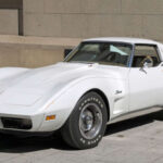 El Corvette C3 perdió gran parte de su potencia en esta versión por las normas de emisiones. Su V8 estaba muy limitado, y la aceleración quedó lejos del legado del modelo, aunque mantenía su imagen agresiva.