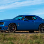 Un muscle car moderno que rompió todos los esquemas. Oficialmente declarado con 199 mph, en la práctica podía superar los 200 mph con relativa facilidad. Su V8 sobrealimentado de 6.2 litros redefinió lo que se espera de un coche de producción en masa en términos de aceleración y velocidad punta.