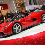 LaFerrari es la máxima expresión de la filosofía híbrida de Maranello. Su sistema combina un V12 de 6.3 litros con asistencia eléctrica para alcanzar 950 CV y una velocidad máxima de 217 mph. Es un modelo que prioriza la entrega de potencia instantánea más que la eficiencia, manteniendo la esencia Ferrari.