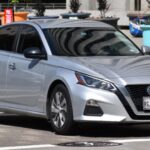 El Nissan Altima aparece como una alternativa ideal para quienes buscan gastar menos. En el mercado usado, un modelo 2016 ronda los 9.778 dólares, mientras que unidades más antiguas pueden encontrarse por cifras muy reducidas.

Sus costes de mantenimiento siguen siendo razonables y el riesgo de averías graves está en la media del segmento. No tiene el prestigio del Camry, pero sí una propuesta honesta y funcional para el día a día.