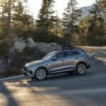 El Jaguar F-Pace P400 2021, valorado entre 22.500 y 30.490 dólares, combina diseño británico con motores potentes de hasta 395 CV en algunas versiones. Su cabina moderna y su presencia en carretera lo convierten en una alternativa diferente frente a los habituales BMW o Audi. Además, mantiene un nivel de exclusividad difícil de encontrar en este rango de precio.