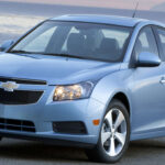 El Cruze prometía ser el sustituto fiable del Cobalt, pero terminó heredando varios de sus problemas. Las fugas de aceite y refrigerante son habituales, incluso tras reparaciones. Además, la transmisión presenta fallos de cambio y pérdida de marchas, lo que lo convierte en un sedán con fiabilidad cuestionable a largo plazo.