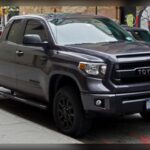 La Toyota Tundra TRD Pro mantiene la reputación de la marca japonesa con una construcción robusta y una fiabilidad sobresaliente. Su suspensión ajustada por TRD y su enfoque off-road la convierten en una aliada perfecta fuera del asfalto. Es una pick-up que demuestra que la resistencia a largo plazo sigue siendo una de las mayores fortalezas de Toyota.