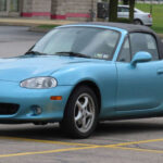El Mazda MX-5 Miata es la opción perfecta si priorizas diversión al volante. Ligero, simple y muy equilibrado, ofrece una experiencia de conducción pura que pocos coches pueden igualar, aunque sacrifica espacio y practicidad.