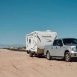 El caso de Ford demuestra que un fallo de software puede invalidar sistemas físicos perfectamente diseñados. Tanto la normativa de iluminación FMVSS No. 108 como los estándares del conector de remolque se cumplieron, pero el ITRM sobreescribió esas funciones, dejando a los vehículos preparados para remolcar en condiciones de menor seguridad.