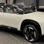 Según Honda, no pudieron ofrecer vehículos eléctricos con mejor relación calidad-precio que los nuevos fabricantes. La enorme inversión en EVs desvió recursos de los modelos de gasolina e híbridos, debilitando la base que debería haber financiado esta transición. Además, las tarifas sobre los coches fabricados en EE. UU. afectaron los márgenes, mientras los competidores chinos avanzaban más rápido.