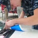 El grabado del número de identificación del vehículo (VIN Etching) se ofrece como medida antirrobo, pero rara vez justifica el precio. Muchas aseguradoras no ofrecen descuentos significativos y la mayoría de los coches modernos ya incluyen sistemas avanzados de seguridad, lo que hace que esta inversión sea innecesaria en muchos casos.