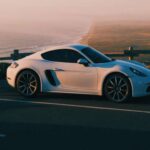 A menudo eclipsado por el 911, pero con un equilibrio dinámico excepcional. Para muchos, uno de los Porsche más “puros” de conducir.