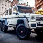 Uno de los modelos más extravagantes jamás creados. Seis ruedas, producción limitada y un precio astronómico. Combina capacidades off-road extremas con un interior lleno de lujo y personalización sin límites.