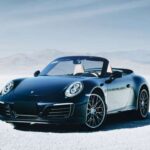 El 911 Cabriolet combina emoción a cielo abierto con la precisión de un deportivo legendario. Mantiene las curvas icónicas y la configuración de motor trasero que hicieron famoso al coupe, ofreciendo manejo preciso y equilibrio perfecto. Su silueta ha evolucionado con los años, pero nunca pierde su esencia: moderno, pero fiel a sus raíces.