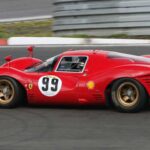 Solo se produjeron tres unidades de este modelo, famoso por su éxito en las 24 Horas de Daytona de 1967. Su motor V12 de 4.0 litros marcó un hito en innovación y rendimiento en competición, consolidándose como símbolo del dominio de Ferrari en los años 60.