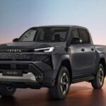 El Hilux 2027 refuerza su carácter robusto con una parrilla imponente y pasos de rueda más anchos, mientras su nuevo chasis reduce vibraciones. Los motores diésel mejorados y los sistemas mild-hybrid reducen el consumo a cerca de 7 litros por 100 km. El interior ofrece materiales de alta calidad y asistentes de conducción avanzados, equilibrando utilidad para el trabajo y confort para viajes de ocio, con un precio aproximado de 35.000 dólares.