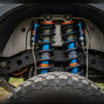 El modelo incorporaría amortiguadores Fox con tecnología avanzada y depósitos externos para evitar sobrecalentamiento. Estos sistemas ajustarían su comportamiento en tiempo real, permitiendo absorber impactos extremos sin comprometer la estabilidad.