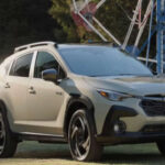 El Subaru Crosstrek suma ahora una variante híbrida que mejora notablemente la eficiencia. Con tracción total de serie y hasta 597 millas de autonomía, es una opción versátil para quienes buscan bajo consumo sin perder capacidad off-road.