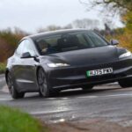 El Tesla Model 3 mantiene su atractivo en el mercado de usados gracias a su eficiencia en baterías y motores. Las versiones Standard Range comienzan cerca de 11.700 €, aunque la Long Range, algo más cara, ofrece un rango práctico superior a 480 km. Además, la red de Superchargers de Tesla asegura una recarga rápida y confiable en cualquier viaje.