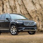 El Volvo XC90 destaca por su equilibrio entre robustez y elegancia, ofreciendo un diseño interior que supera las expectativas del precio de segunda mano. Con modelos 2019 y 2020 por debajo de 20.000 $, este SUV combina presencia imponente, seguridad avanzada y un estilo que rivaliza con modelos de lujo más caros, ideal para quienes buscan calidad y exclusividad.