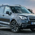 El Forester 2018 es propenso a parabrisas agrietados que afectan al sistema de asistencia EyeSight, con un coste promedio de reparación de unos 930 $. Otros problemas incluyen fugas en el colector de escape, fallos en el sistema de airbags y averías en cámaras de reversa, haciendo que mantener este modelo sea caro y frustrante para el propietario.