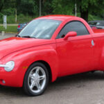 El Chevrolet SSR combinaba estética llamativa con un rendimiento decepcionante. Su peso elevado y prestaciones pobres lo alejaban de cualquier idea de deportivo, pese a su precio elevado.