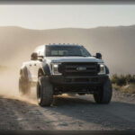 Para soportar neumáticos de gran tamaño (hasta 37 pulgadas), el vehículo contaría con una carrocería más ancha y pasos de rueda sobredimensionados. Esto no solo mejora la capacidad off-road, sino que también aporta una presencia visual imponente.