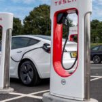 Tesla ha mejorado significativamente su fiabilidad, alcanzando un RV de 40 y ascendiendo al 15º lugar del ranking. Los fallos suelen ser electrónicos o estéticos menores, y su coste de mantenimiento a 10 años es de solo $5,050, el más bajo del estudio. Además, la satisfacción del cliente es muy alta, con Tesla asegurando tercer puesto en la preferencia de compradores.