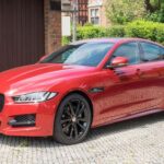 El Jaguar XE incorporó innovaciones como una carrocería de aluminio ensamblada mediante técnicas avanzadas, pero la intensa competencia en el segmento de sedanes de lujo hace que la depreciación supere a la de muchos rivales. Ni siquiera los programas de “propiedad personalizada” lanzados en 2025 lograron frenar la pérdida de valor.