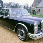 El Mercedes-Benz 600 redefinió el lujo automotriz con un nivel de sofisticación nunca antes visto. Su sistema hidráulico controlaba múltiples funciones del vehículo de forma silenciosa, mientras que su motor V8 de 6.3 litros y 247 CV le permitía mover sus más de 2.400 kg con soltura, alcanzando los 204 km/h. Fue el máximo símbolo de lujo y poder de su época.