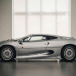 El Jaguar XJ220 parecía sacado de un sueño en los años 90: 542 CV y una velocidad máxima de 341 km/h. Fue uno de los coches más rápidos del mundo en su lanzamiento, pero también generó controversia por su comportamiento exigente y cambios respecto a su concepto original.