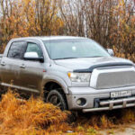 La Toyota Tundra es una pickup diseñada para soportar condiciones exigentes. A pesar del uso intensivo típico de este tipo de vehículos, puede superar fácilmente las 250.000 millas gracias a su sólida ingeniería.