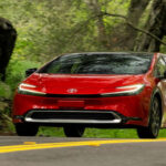 El Prius Prime representa la evolución tecnológica de Toyota. Más potente (220 CV) y con mayor autonomía eléctrica, sigue siendo uno de los híbridos enchufables más fiables del mercado, combinando innovación con bajo coste de uso.